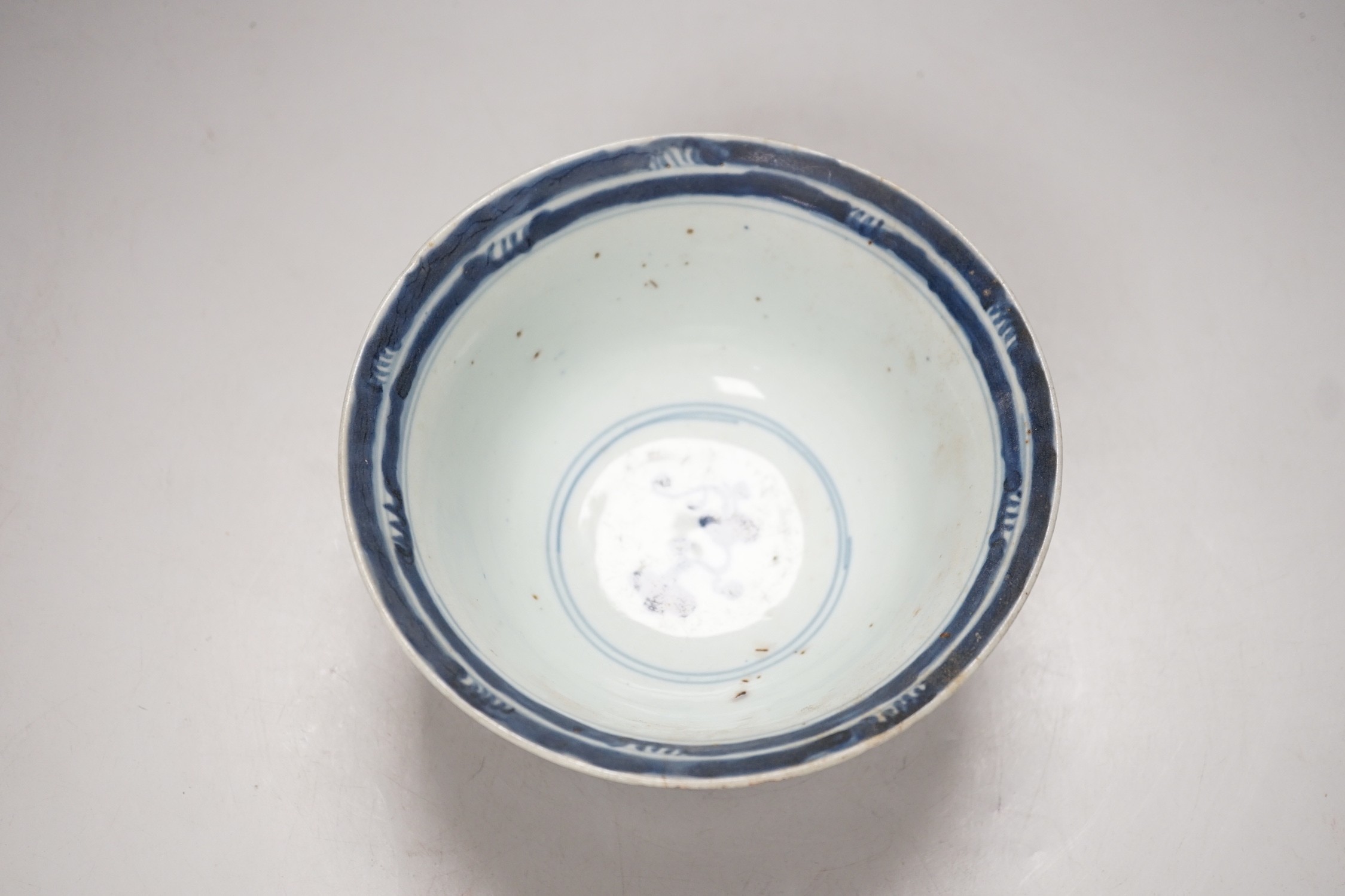 A Chinese Ming dynasty blue and white bowl, 17cm